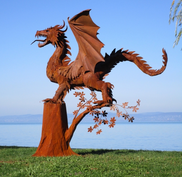 Drachen mit Flügel auf Baum